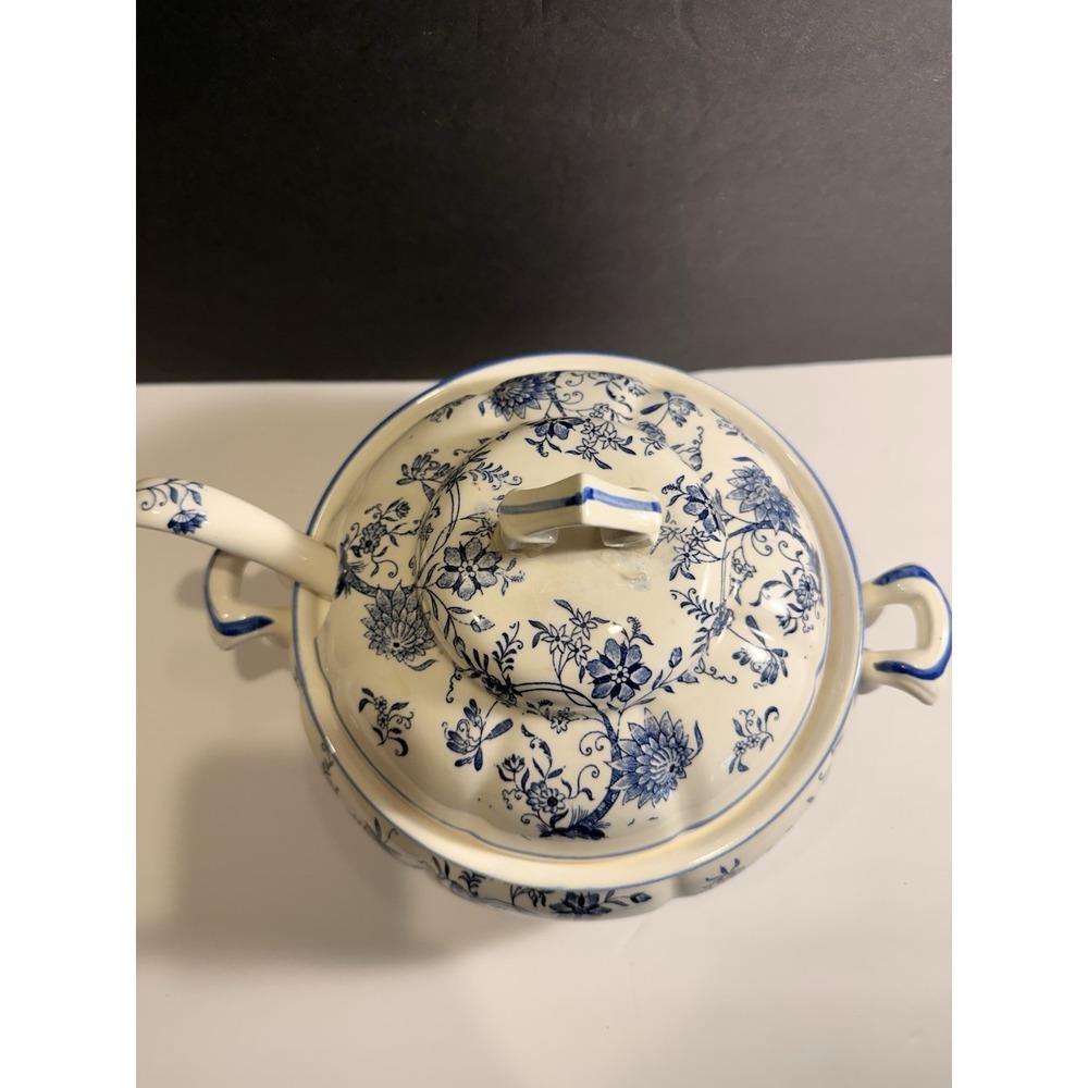 Vintage Blue & White Covered Tureen w Ladle Floral Soup Serving Dish - Picture 5 of 11